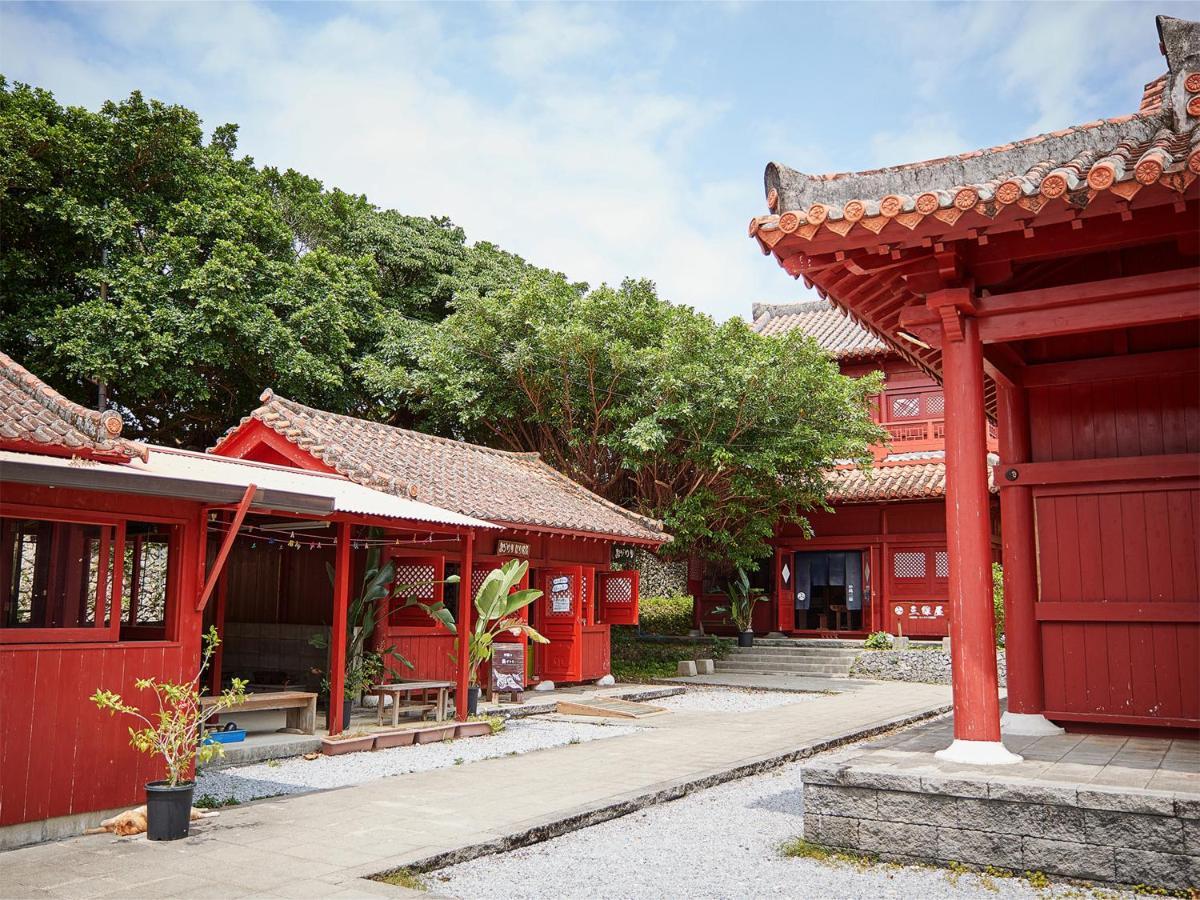 Hotel Murasakimura Yomitan Exteriör bild