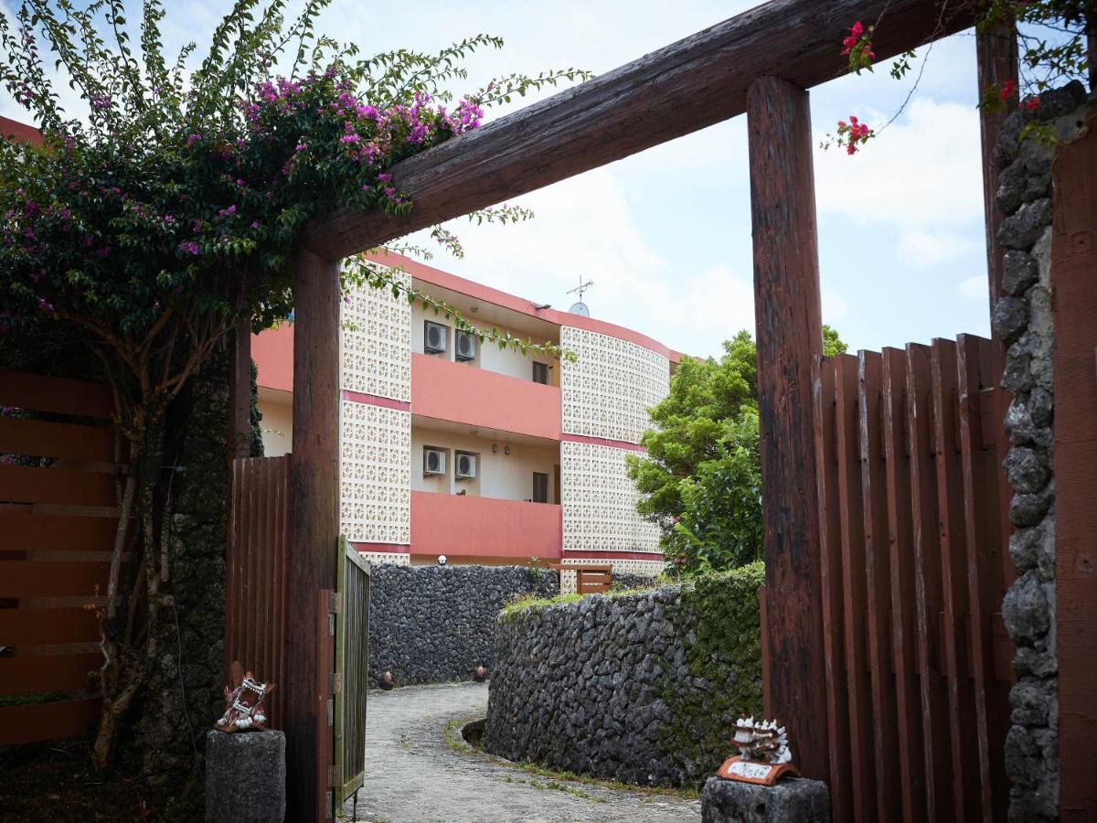 Hotel Murasakimura Yomitan Exteriör bild